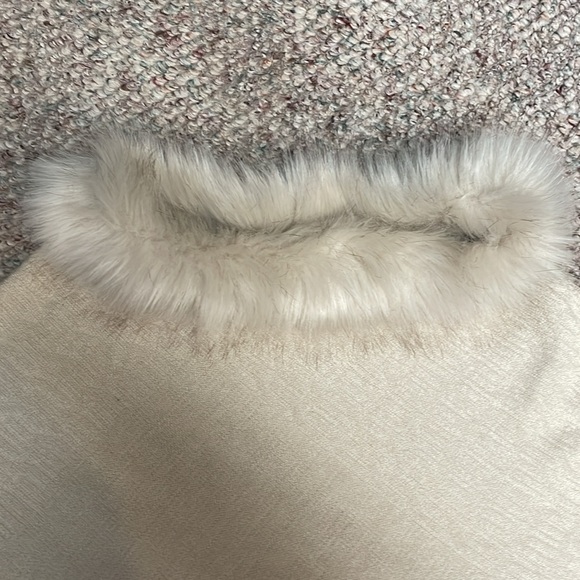 Coeur de vague fur poncho with fringe trim - Picture 3 of 7